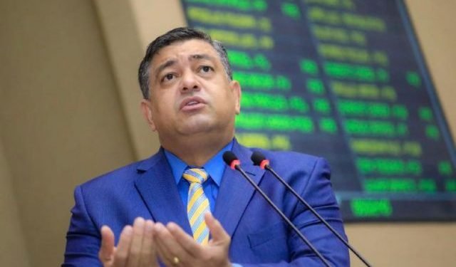 Dermilson Chagas denuncia que Seduc gastou mais de R$ 19 milhões com material de baixa qualidade e superfaturado