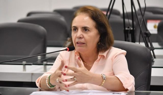 Therezinha avalia volta às aulas e vacinação de cerca de 62 mil profissionais da educação