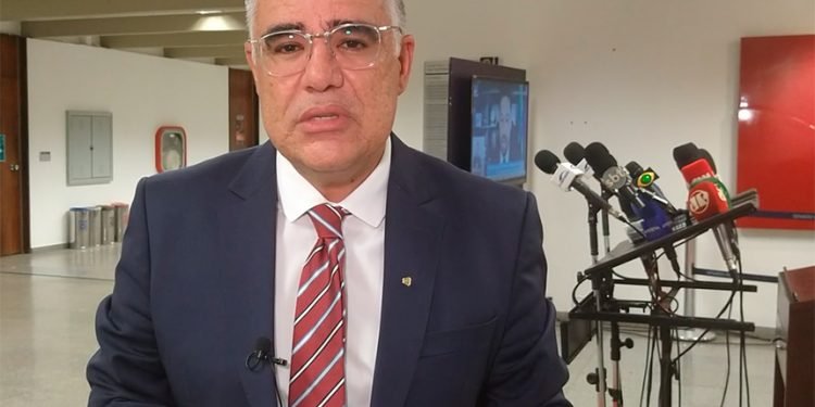 Girão pede apoio popular a petição contra supersalários na administração pública