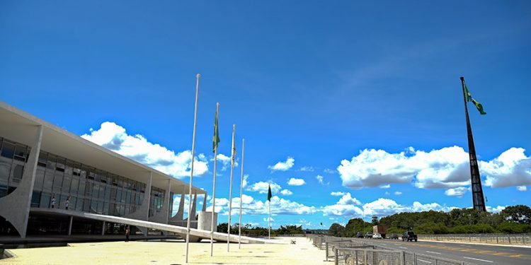 Lei amplia de 4 para 10 anos prazo para registro de terras devolutas na fronteira