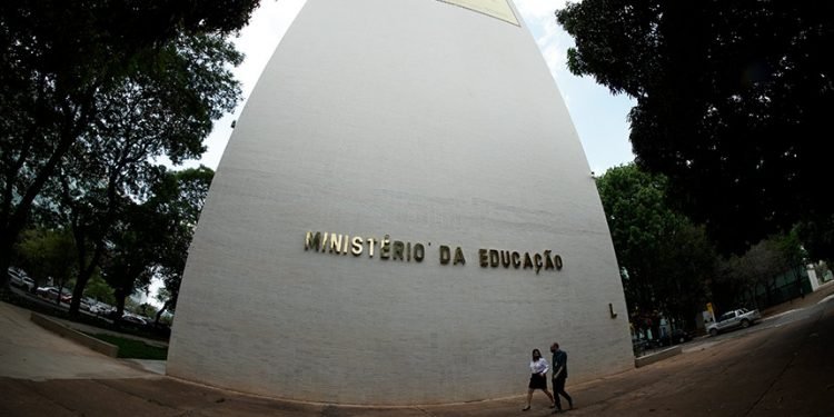 Senado analisa projeto que estende exame nacional para brasileiros no exterior