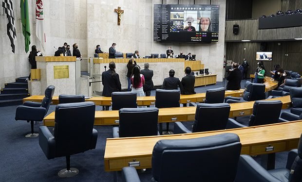 Câmara de SP aprova em primeiro turno PL para fornecimento de absorventes a estudantes da rede municipal