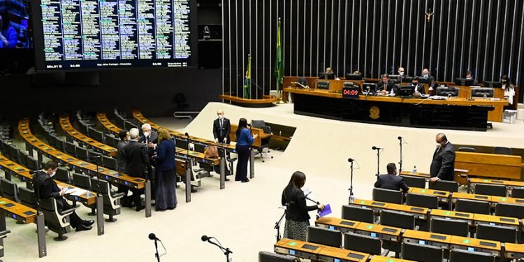 Deputados mantêm veto a distribuição de vacinas pelo Ministério da Saúde