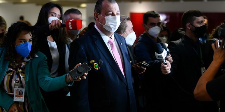 Omar e Renan cobram de Pacheco prorrogação da CPI da Pandemia