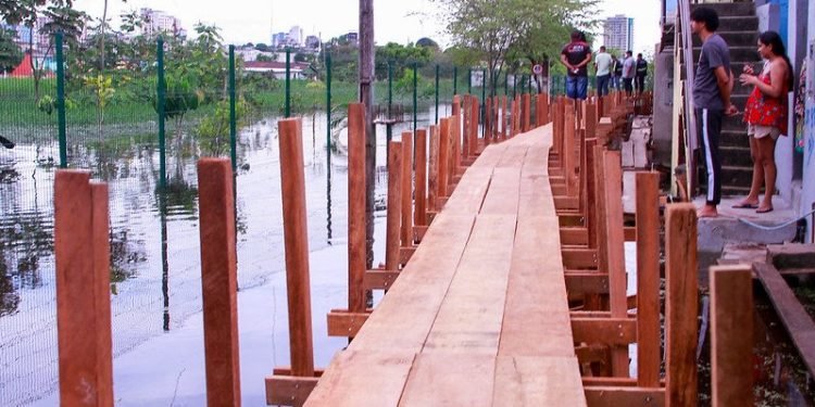 Prefeitura de Manaus chega à marca de 13 mil metros de pontes construídos devido à cheia histórica