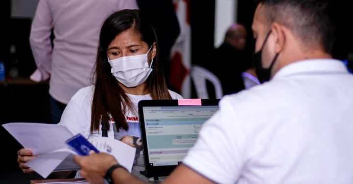 Prefeitura recebe documentos de 11,6 mil candidatos classificados no programa Bolsa Universidade e anuncia mais 16,5 mil vagas para remanejamento