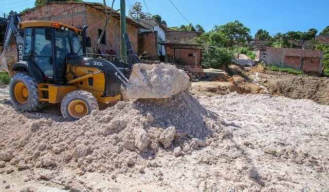 Prefeitura trabalha para concluir implantação de rua no Jorge Teixeira