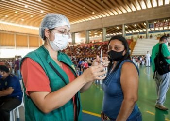 Mais de 15 mil pessoas foram vacinadas pela prefeitura nesta terça-feira