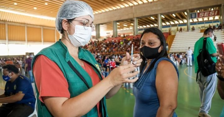 Mais de 15 mil pessoas foram vacinadas pela prefeitura nesta terça-feira
