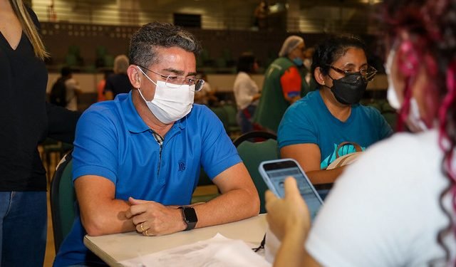 Prefeito David Almeida é vacinado e conclama população a se imunizar