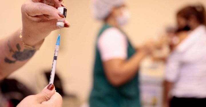 Prefeitura inicia vacinação do público de 32 anos contra a Covid-19 nesta sexta-feira