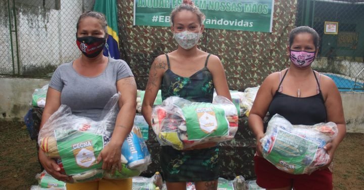 Prefeitura entrega cestas básicas para alunos da zona rodoviária, em parceria com Exército