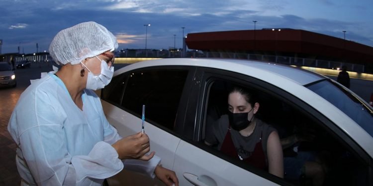 Arena da Amazônia conta com 30 postos drive-thru durante mutirão