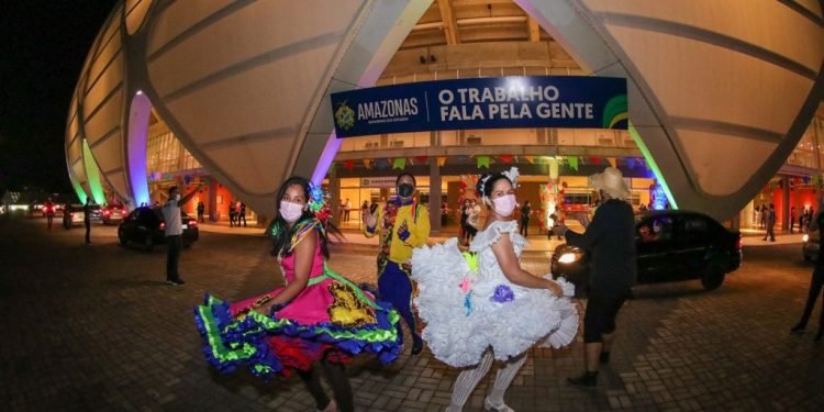 Arraial da vacinação: em clima junino, população é imunizada contra Covid-19