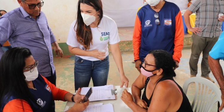 Moradores do Careiro recebem Auxílio Enchente e cestas básicas do Governo do Amazonas