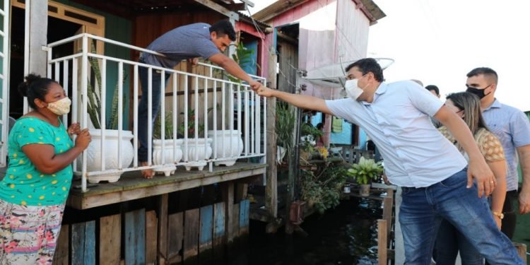 Wilson Lima entrega cartões do Auxílio Enchente e concede anistias de dívidas em Nhamundá