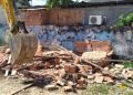 Casa construída no meio de beco na Cachoeirinha é demolida em ação de ordenamento da Prefeitura de Manaus