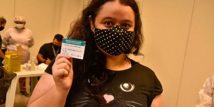 “Era o que eu mais queria neste ano”, diz primeira vacinada no Vasco Vasques