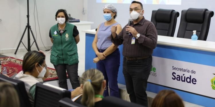 Servidores da SES-AM recebem capacitação para atuação nos postos de vacinação