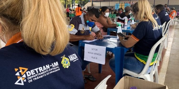 Equipe do Detran-AM inicia entrega do Auxílio Estadual Enchente no município de Iranduba