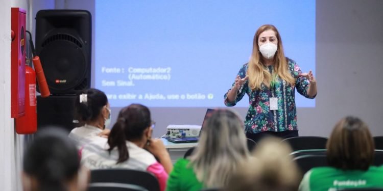 Governo do Amazonas realiza treinamento de servidores da FVS-AM para atuação nos postos de vacinação