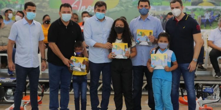 Governo do Estado entrega livros da Escola Pública de Trânsito em Maués e motos para fiscalização