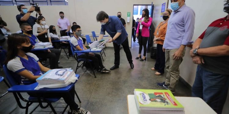 Wilson Lima anuncia programa ‘Dignidade Menstrual’, que vai distribuir absorventes higiênicos nas escolas públicas