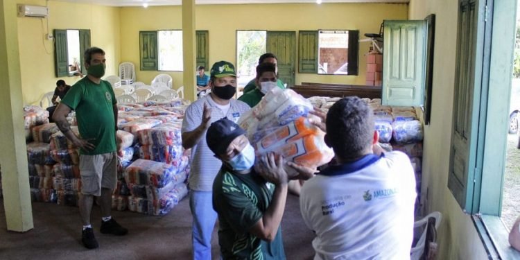 Governo do Amazonas e Governo Federal entregam cestas básicas para pescadores em Novo Airão
