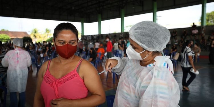Pescadora é a primeira vacinada em mutirão contra Covid-19 no município de Manacapuru