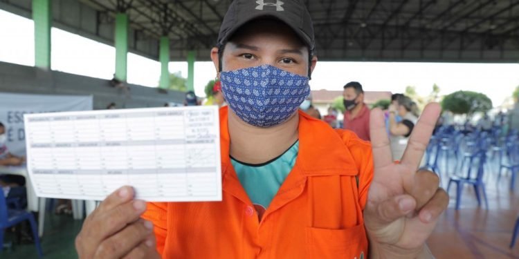 Emocionada, agente de limpeza pública de Manacapuru recebe primeira dose da vacina contra Covid-19