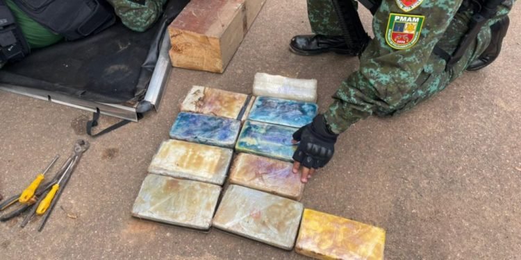 Em Humaitá, PM apreende 24 quilos de drogas escondidos em fundo falso de veículo