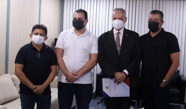 Roberto Cidade recebe, do presidente do TCE-AM, PL para regular data-base dos servidores da Corte de Contas