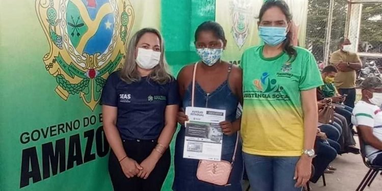 Entrega dos cartões do Auxílio Estadual Enchente avança em Itacoatiara