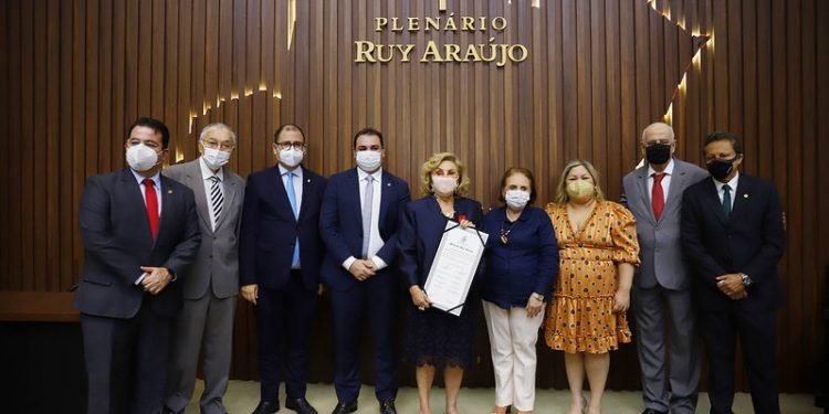 Desembargadora Marinildes Mendonça é condecorada com a Medalha Ruy Araújo pela Assembleia Legislativa do Estado