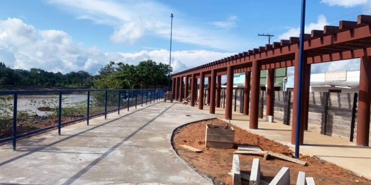 Governo do Amazonas avança na revitalização e ampliação da orla turística de Envira