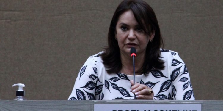 Professora Jacqueline discursa sobre casos de impunidade na corrupção do serviço público