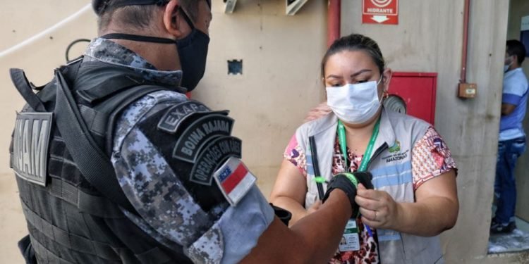Policiais militares passam por testagem da Covid-19 para reforçar o policiamento durante ‘Live Parintins 2021’