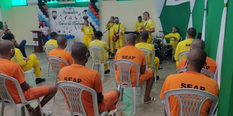 Detentos do Compaj são certificados no curso de Barbeiro