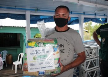 Comunidades ribeirinhas de Manaus recebem cartão do Auxílio Estadual Enchente