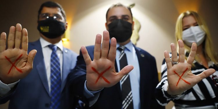 TJAM prestigia sessão da Aleam em que foi aprovado projeto de lei destinado a oficializar o X vermelho como sinal de pedido de socorro de mulheres vítimas de violência doméstica