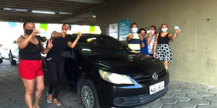 Após perda de avô e tia, cinco integrantes de uma mesma família são vacinados no Sambódromo