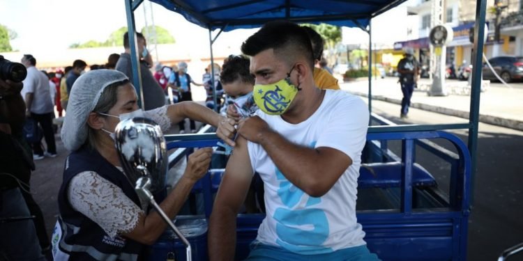 “Com a vacinação, o festival voltará mais forte”, diz tricicleiro imunizado contra a Covid-19 em Parintins