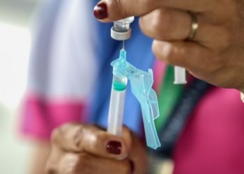 Governo do Amazonas obtém decisão favorável para o envio de doses da Pfizer ao interior