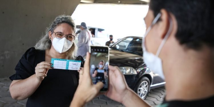 Registro da esperança: público guarda momento da aplicação como incentivo à vacinação