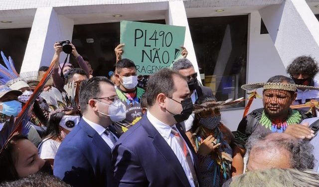 Presidente da Aleam recebe indígenas que são contra o PL 490