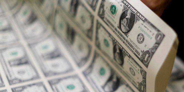 Dólar fecha a R$ 4,97, mas tem maior queda trimestral em 12 anos