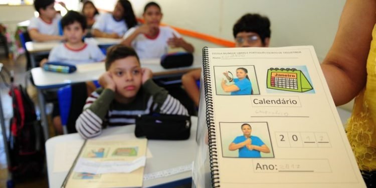 Comissão realiza seminário sobre educação bilíngue para surdos