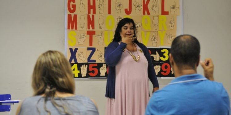 Surdos que não usam Libras pedem apoio para inclusão em escolas