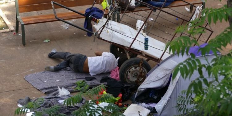 Riscos da população de rua durante pandemia são tema de debate na segunda