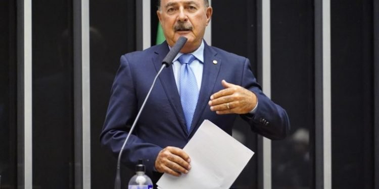 Comissão aprova projeto que susta regra sobre assistência psicossocial